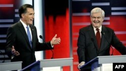 Cựu Thống đốc Massachusetts Mitt Romney (trái) và cựu Chủ tịch Quốc hội Newt Gingrich trong cuộc tranh luận ở Des Moines, bang Iowa.