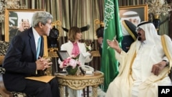 Ngoại trưởng John Kerry, trái, và Quốc vương Ả Rập Saudi Abdullah 