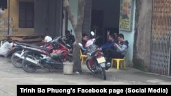 Một nhóm nhân viên an ninh theo dõi nơi ở của nhà hoạt động Trịnh Bá Phương, 27/2/2018