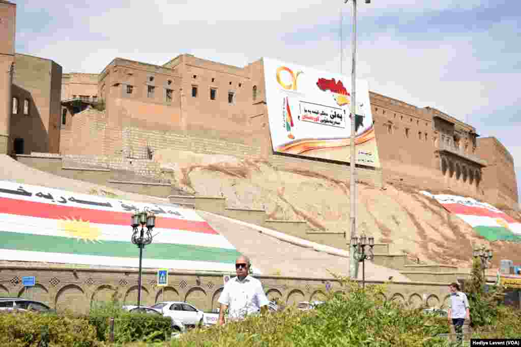 Tarihi Erbil kalesi, kalenin etrafı ve büyük meydan referanduma katılma ve &ldquo;bağımsızlığa evet&rdquo; çağrılarının olduğu büyük afişlerle süslenmiş.