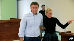 Lãnh đạo đối lập Nga Alexei Navalny và vợ Yulia rời khỏi phòng xử án tại Kirov, ngày 16/10/2013.