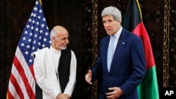 Ngoại trưởng Mỹ John Kerry và ứng viên tổng thống Ashraf Ghani