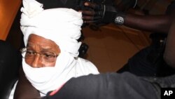 Nhân viên an ninh vây quanh nhà cựu độc tài Chad Hissene Habre bên trong tòa án tại Dakar, Senegal, ngày 20 tháng 7 năm 2015.