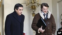 Thủ tướng Pháp Francois Fillon (trái) đã đệ văn thư lên tổng thống nói rằng ông và các bộ trưởng đã từ chức mặc dù nội các sẽ tiếp tục điều hành công việc hằng ngày cho đến khi tân tổng thống nhậm chức