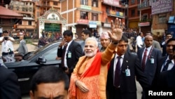 Thủ tướng Ấn Độ Narendra Modi chào những người ủng hộ đón ông tại đền thờ Pashupatinath ở Kathmandu 4/8/14