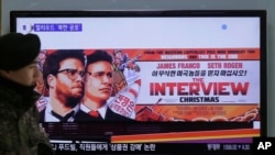 Bức quảng cáo phim The Interview của hãng phim Sony Pictures trên nàn hình TV ở Seoul, Nam Triều Tiên 