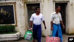 Hai tù nhân chính trị được phóng thích từ nhà tù Insein sau lệnh ân xá của Tổng thống Myanmar Thein Sein, ngày 23/7/2013.