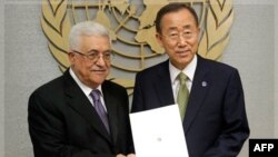 Tổng thống Palestine Mahmoud Abbas trao bản đề xuất cho Tổng thư ký Liên Hiệp Quốc Ban Ki-moon tại Trụ sở Liên Hiệp Quốc, ngày 23/9/2011