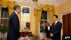 Chủ tịch Trung Quốc Hồ Cẩm Ðào dự một bữa ăn tối thân mật với Tổng thống Obama trong phòng được gọi là phòng ăn gia đình tại Tòa Bạch Ốc, ngày 18/1/2011