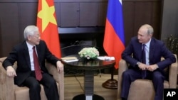 Tổng bí thư Việt Nam Nguyễn Phú Trọng và Tổng thống Nga Vladimir Putin trong một cuộc gặp mặt tại khu nghỉ dưỡng Biển Đen ở Sochi ngày 6/9/2018. Hai nhà lãnh đạo hôm 5/4 đã điện đàm thảo luận nhiều vấn đề trong đó có vận chuyển vaccine của Nga sang Việt Nam.