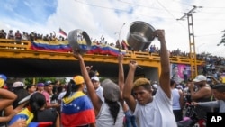 Caracas’ta onbinlerce kişinin katıldığı kitlesel bir eylem gerçekleştiren muhalefet, orijinal seçim tutanaklarının yüzde 81,21’ine ulaştığını ve muhalif lider Gonzalez’in tüm oyların yüzde 67’sini alarak Venezuela’nın seçilmiş yeni başkanı olduğunu savundu