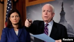 Hai Thượng nghị sĩ Hoa Kỳ John McCain (phải) và Kelly Ayotte