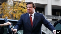 Cựu Chủ tịch Ban vận động tranh cử của ông Trump, Paul Manafort, tới tòa án liên bang hôm 6/11/2017 ở Washington. (AP Photo/Jacquelyn Martin)