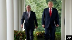 Tư liệu - Chủ tịch Ủy hội Châu Âu Jean-Claude Juncker bước đi cùng Tổng thống Mỹ Donald Trump trước khi phát biểu về quan hệ thương mại trong Vườn Hồng Nhà Trắng ở Washington, ngày 25 tháng 7, 2018.