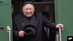 Ông Kim Jong Un xuống tàu tại Vladivostok hôm 24/4.