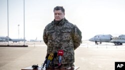 Tổng thống Ukraine Petro Poroshenko phát biểu tại phi trường Borispol, ngày 18/2/2015.