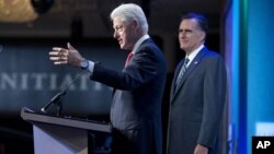 Cựu Tổng thống Hoa Kỳ Bill Clinton (phải) giới thiệu ông Mitt Romney tại hội nghị của Diễn đàn Sáng kiến Toàn cầu ở New York 25/9/12