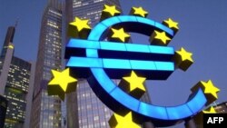 Việc sử dụng đồng Euro, có mục đích đoàn kết các nước châu Âu lại thành một liên minh tiền tệ hùng mạnh