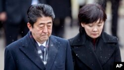 Tư liệu: Thủ Tướng Shinzo Abe, trái, và phu nhân Akie Abe tham gia lễ đặt vòng hoa tưởng niệm tại Nghĩa trang Antakalnis ở Vilnius, Lithuania, hôm 14/1/2018. (AP Photo/Liusjenas Kulbis, File)