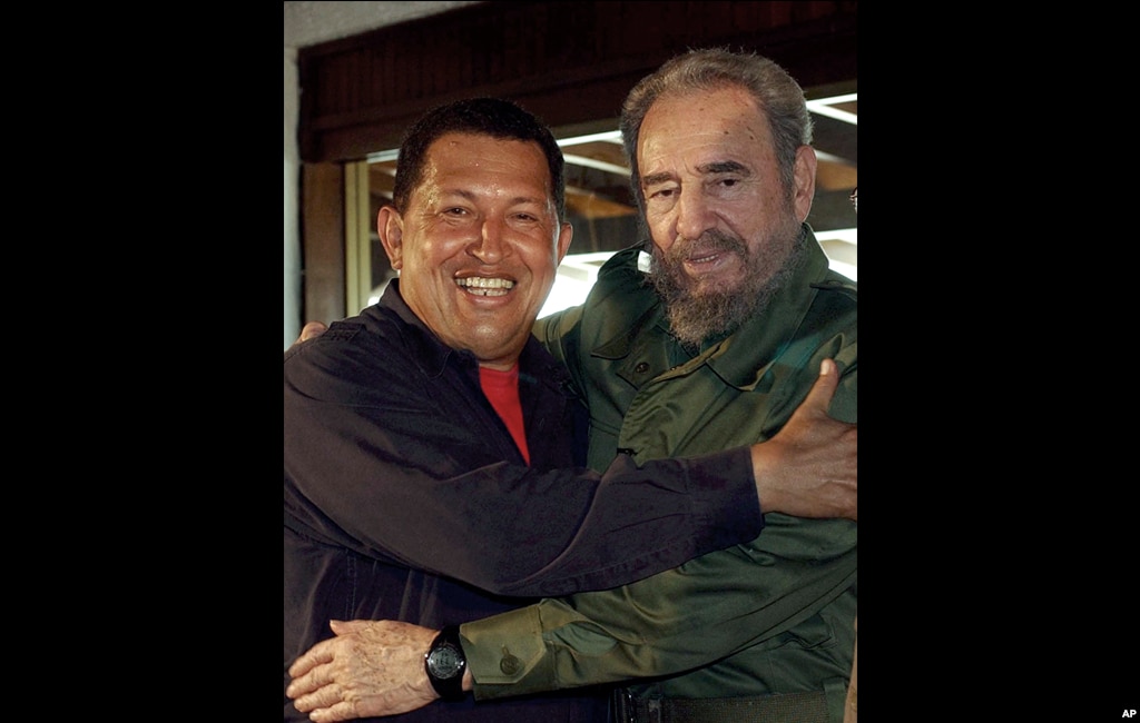 &Ocirc;ng Fidel Castro v&agrave; Tổng thống Venezuela Hugo Chavez tại đảo La Orchila, Venezuela, ng&agrave;y 22/12/2003. 