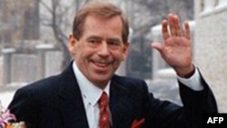 Ông Havel, lãnh tụ cuộc cách mạng chống cộng năm 1989, đã qua đời tại ngôi nhà nghỉ dưỡng cuối tuần tại miền bắc Cộng Hòa Czech, thọ 75 tuổi