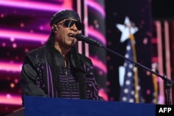 Amerikalı şarkıcı ve söz yazarı Stevie Wonder, kurultayın üçüncü gecesinde sahne aldı.