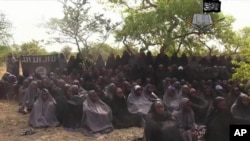 Hình ảnh từ 1 video của Boko Haram hồi tháng 5 cho thấy các nữ sinh bị bắt cóc từ Chibok.