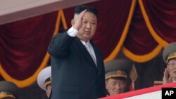 Lãnh tụ Bắc Triều Tiên Kim Jong Un tại cuộc diễn hành quân sự ở Bình Nhưỡng ngày 15/4/2017 nhân kỷ niệm sinh nhật thứ 105 của Kim Il Sung.