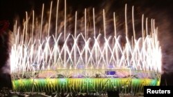 Pháo hoa thắp sáng Sân vận động Olympic trong lễ bế mạc Thế vận hội ngày 12/8/2012 ở London