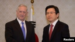 Bộ trưởng Quốc phòng Mỹ James Mattis (trái) bắt tay Thủ tướng Hàn Quốc Hwang Kyo-ahn trước cuộc họp ở Seoul, Hàn Quốc, 2/2/2017.