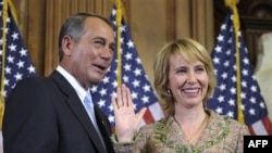 Dân biểu Gabrielle Gifford (phải) và Chủ tịch Hạ viện Hoa Kỳ John Boehner