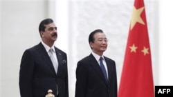 Thủ tướng Pakistan Yousuf Raza Gilani, trái, và Thủ tướng Trung Quốc Ôn Gia Bảo tại Đại Sảnh đường Nhân Dân ở Bắc Kinh, 18/5/2011