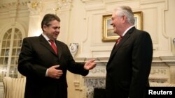 Ngoại trưởng Rex Tillerson (phải) tiếp Ngoại trưởng Đức Sigmar Gabriel tại Bộ Ngoại giao ở Washington, ngày 2/2/2017. 