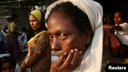 Người Rohingya tại một trại lánh nạn ở Sittwe, trong bang Rakhine, Myanmar chờ nhận thực phẩm của Chương trình Lương thực Thế giới