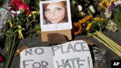 Hoa và di ảnh của Heather Heyer, được đặt tại nơi Heather Heyer thiệt mạng tại Charlottesville, Va., ngày 13/8/2017 khi một chiếc xe đâm vào đám đông biểu tình.