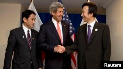 Từ trái: Bộ trưởng Ngoại giao Nhật Bản Fumio Kishida, Ngoại trưởng Mỹ John Kerry và Bộ trưởng Ngoại giao Hàn Quốc Byung-se Yun tại Brunei, ngày 1/7/2013.