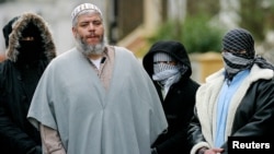 Giáo sĩ Abu Hamza bên ngoài đền thờ Hồi giáo ở London (Ảnh lưu trữ)