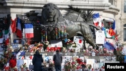 Hoa và tin nhắn để vinh danh các nạn nhân các nạn nhân gần bức tượng ở Place de la Republique tại Paris.