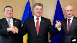 Tổng thống Ukraine Petro Poroshenko (giữa), Chủ tịch Ủy ban Châu Âu Jose Manuel Barroso (trái), và Chủ tịch Hội đồng châu Âu Herman Van Rompuy tại hội nghị thượng đỉnh EU ở Brussels, ngày 27/6/2014.