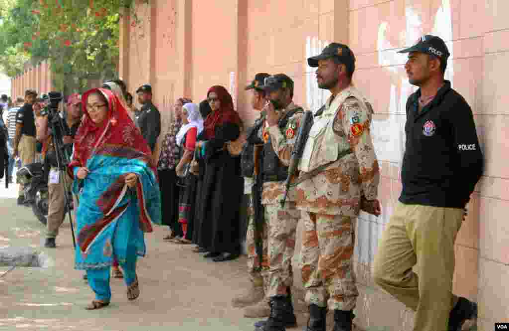 حلقہ این اے 246میں واقع ایک اور پولنگ اسٹیشن کے باہر کا منظر۔ خواتین اور سیکورٹی اہلکار نمایاں ہیں&nbsp;