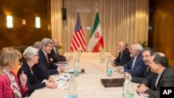 Ngoại trưởng Mỹ John Kerry với Ngoại trưởng Iran Mohammad Javad Zarif tại vòng đàm phán mới về hạt nhân ở Montreux, Thụy Sĩ, ngày 4/3/2015.