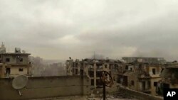 Ảnh chụp từ video do một nhà hoạt động Syria đăng tải ngày 14/12/2016 cho thấy khói bốc lên từ các cuộc pháo kích ở phía đông Aleppo.