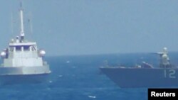 Một tàu của Iran tiến gần tàu tuần tra USS Thunderbolt (phải) của Hải quân Mỹ ở Vịnh Ba Tư trong hình ảnh được chụp từ video do Hải quân Mỹ cung cấp, ngày 25 tháng 7, 2017.