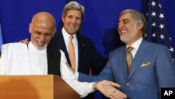 Ngoại trưởng Hoa Kỳ John Kerry (giữa) và 2 ứng cử viên tổng thống Afghanistan Abdullah Abdullah (phải) Ashraf Ghani tại một cuộc họp báo chung, 8/8/14