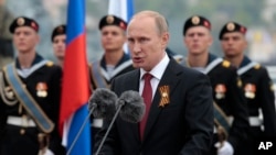 Tổng thống Putin nói chuyện tại cuộc diễn binh đánh dấu Ngày Chiến Thắng ở Sevastopol, Crimea, 9/5/14.