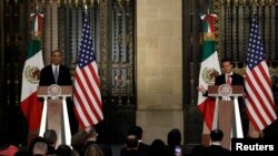 Tổng thống Hoa Kỳ Barack Obama (trái) và Tổng thống Mexico Enrique Pena Nieto mở họp báo sau cuộc hội đàm, 2/5/13