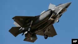 Một máy bay F-35 hạ cánh tại căn cứ Luke ở Arizona (ảnh tư liệu, tháng 10/2013)