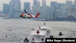 Tàu bệnh viện USNS Comfort đến cảng New York ngày 30/3/2020.