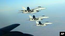 Đội bay F-18E Super Hornet của Hải quân Hoa Kỳ, tham gia các cuộc oanh kích các mục tiêu của nhóm IS ở Syria