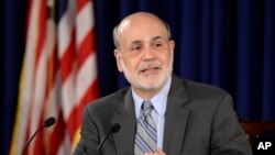 Chủ tịch FED Ben Bernanke phát biểu trong cuộc họp báo tại Cục Dự trữ liên bang tại Washington, ngày 18/9/2013. Ngân hàng trung ương Mỹ đã gây ngạc nhiên cho các nhà đầu tư qua việc tiếp tục áp dụng các biện pháp kích thích kinh tế.
